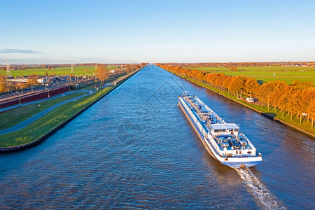 哈苏乌得勒支建筑学从荷兰阿姆斯特丹里延运河上一艘货船起飞的机老背景