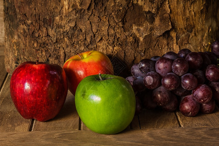季节水果满的仍然活在厨房里满是果实的木材上图片
