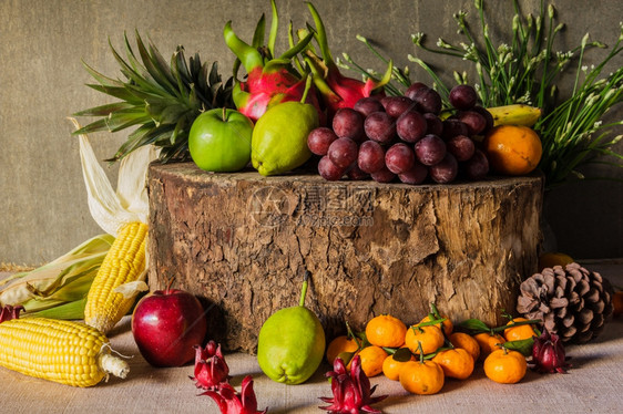 复古的梨水果仍然活在厨房里满是果实的木材上图片