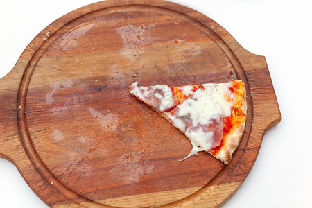 可口最后一片美味的意大利比萨饼还有火腿和奶酪放在白桌上的木板在白色桌子吃披萨时间盘子消耗图片