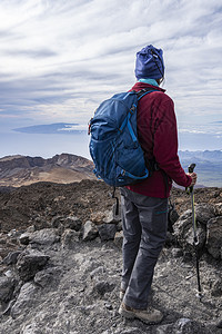 自由爬坡道齐备装全的高级登山者站立在有风景的岩石坡道上旅游图片