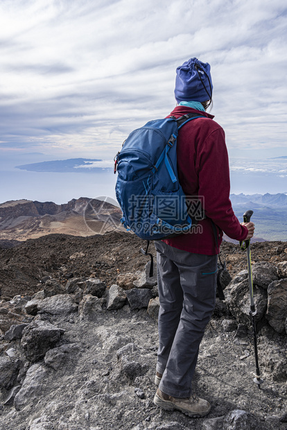 自由爬坡道齐备装全的高级登山者站立在有风景的岩石坡道上旅游图片