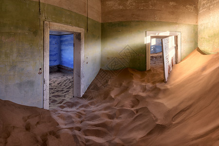 纳米比亚科尔曼斯普幽灵城被遗弃的全沙屋钻石内部的蓝色图片