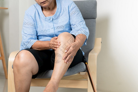 高龄妇女在家里膝盖疼痛图片