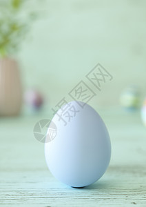 四月食物木头复活节鸡蛋站在其钝端装饰蓝色近距离视图中带复制空间的模糊青色背景图片