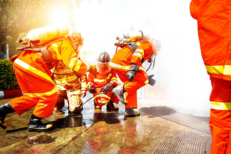 4月11斗争外部消防员正在泰国samutsakhon为工业人培训消防方法41207