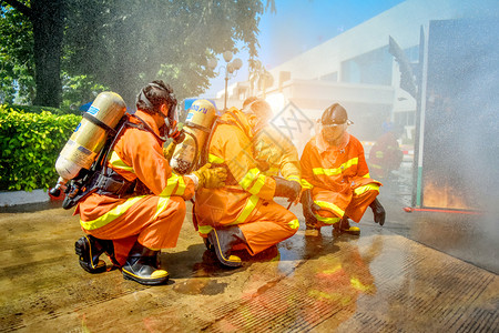 4月11消防员正在泰国samutsakhon为工业人培训消防方法41207年保护的