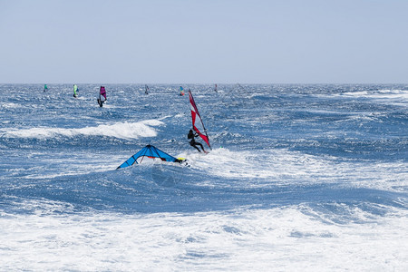 风帆冲浪一群渡船在海洋中以多彩帆练习白天户外图片