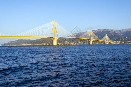 横跨希腊科林斯湾海峡的斜拉式悬索桥是世界上最长的多跨斜拉桥之一也是跨度希腊科林斯湾海峡最长的全悬式斜拉索桥海岸线狭窄的塔架图片