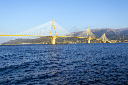 横跨希腊科林斯湾海峡的斜拉式悬索桥是世界上最长的多跨斜拉桥之一也是跨度希腊科林斯湾海峡最长的全悬式斜拉索桥海岸线狭窄的塔架图片