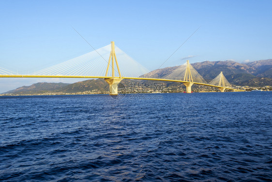 横跨希腊科林斯湾海峡的斜拉式悬索桥是世界上最长的多跨斜拉桥之一也是跨度希腊科林斯湾海峡最长的全悬式斜拉索桥海岸线狭窄的塔架图片