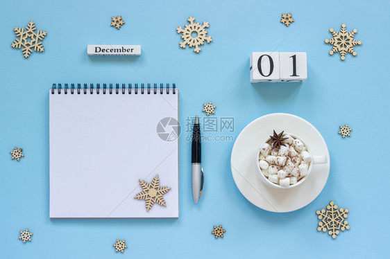 备忘录12月日一杯含棉花糖和恒星火的可杯用笔纸和雪花在蓝背景上空开的注解板用笔纸和雪花放在蓝色背景上的白纸条Flatflatpl图片