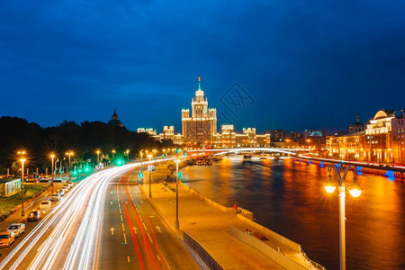 桥著名的莫斯科市美丽城景色在日落时的莫斯科市风景之夜有汽车灯光路迹和Zaryadye公园日落时莫斯科河全景地标从Zaryadye图片