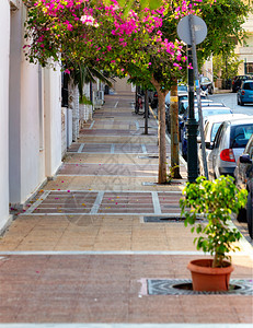 方向明亮的停車處在希腊洛特拉基街的旧人行道夏初在希腊卢特拉基街上荒无人行道清晨Loutraki街上有老人行道图片