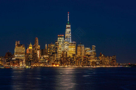 暮下曼哈顿这是纽约市风景河的另一边它可以看到一个世界贸易中心在美国的黄昏时段从新泽西来的降低球衣图片