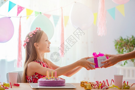 停留乐趣丰富多彩的快乐小女孩在生日派对上微笑在节日聚会上笑快乐的小女孩与喜悦气球生日晚会的多彩背景以及希望的概念白种女孩是梦幻般图片