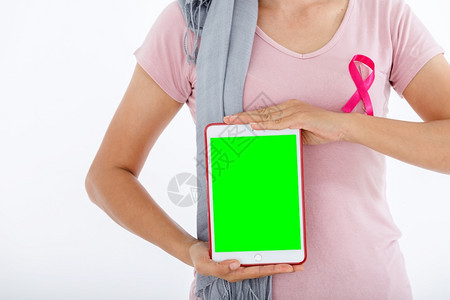 慈善机构信息一个亚洲女使用白屏幕的平板片粉红乳腺癌意识丝带在白色空复制间工作室背景保健医疗概念绿色屏幕上被孤立在白色空复制间工作图片