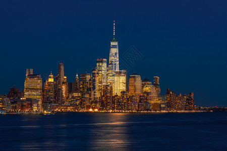 码头下曼哈顿这是纽约市风景河的另一边它可以看到一个世界贸易中心在美国的黄昏时段从新泽西来的办公室降低图片