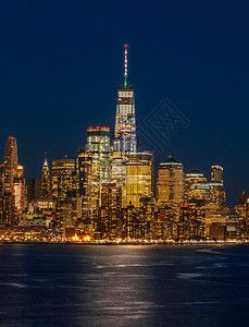 下曼哈顿这是纽约市风景河的另一边它可以看到一个世界贸易中心在美国的黄昏时段从新泽西来的码头城市景观约克图片