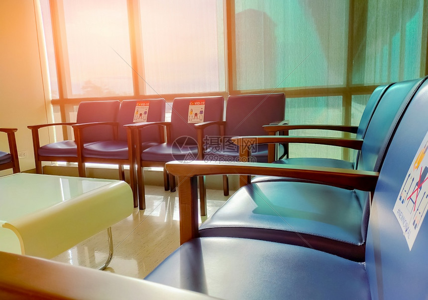 安全队列坐社交距离空的深蓝色椅子有社交距离间隙以防止冠状COVID19在办公室候诊等排队新常态下用于社交距离的公共椅子图片