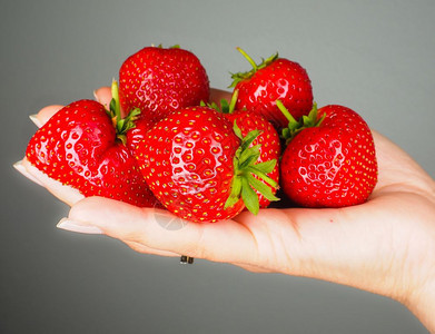 满的红鲜嫩成熟草莓被灰色背景所隔离美味的红色维他命图片