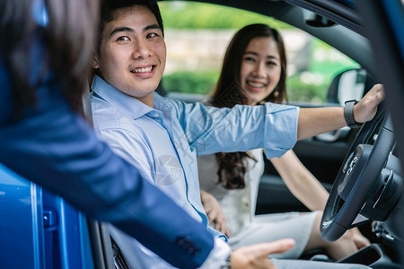 经销权优雅的顾客亚洲女销售员邀请和介绍一对夫妇的客户测试驱动器用新的现代汽车在展厅周围示汽车服务概念图片