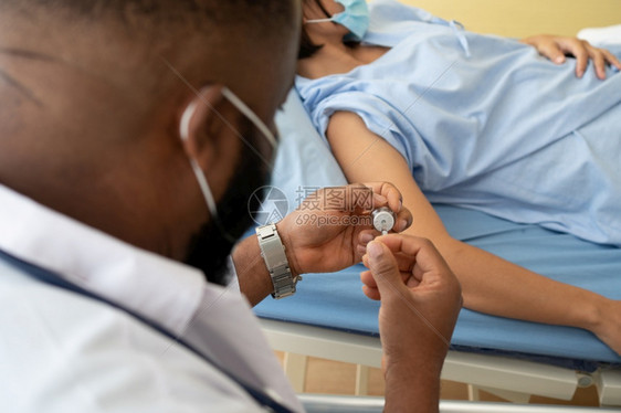 医生为病人接种预防冠状流感疫苗图片