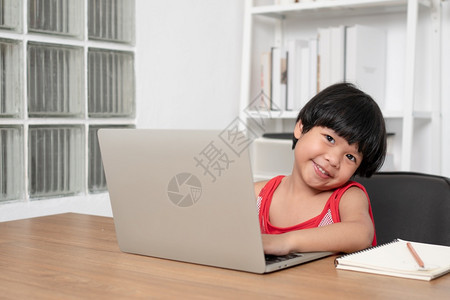 房间老师普通的亚洲快乐女学生在计算机上从教师电脑学习的幸福亚洲女孩在线学习班教育是一种以新的正常生活方式家庭学校概念和教为社会距图片