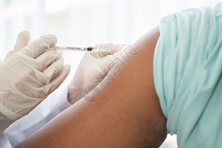 医生给病人进行疫苗接种注射特写图片