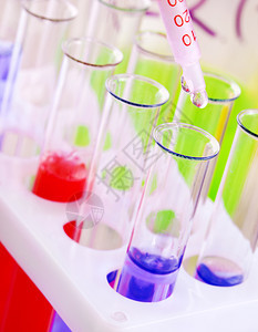 红色的管子烧瓶台式桌面上蓝色和红液体的一组测试管图片