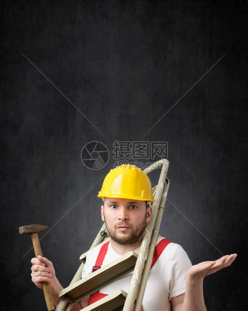 笨手脚的工人拿着梯子和铁锤站立着对一个手持工具的笨脚工人画像在职你自己难图片