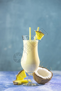 以蓝混凝土背景配上一片菠萝装饰的冰冻PinaColada加勒比传统鸡尾酒杯异国情调寒冷的椰子图片