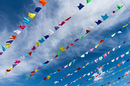 公平的挂在外面渡假绳子上小可爱彩旗有明蓝天白云背景意大利撒丁岛细绳狂欢图片