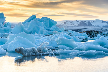 达古冰山冰岛Jokulsarlon冰川环礁湖日落时冰山景象冷冻约古沙龙天空背景