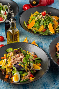 碗绿色饮食四种不同类的沙拉在蓝石桌上新鲜服务图片