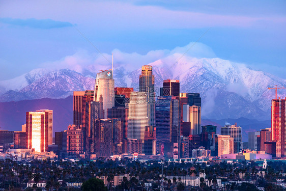 下午城市洛杉矶下天线日落时雪将山峰压在后面安吉利斯图片