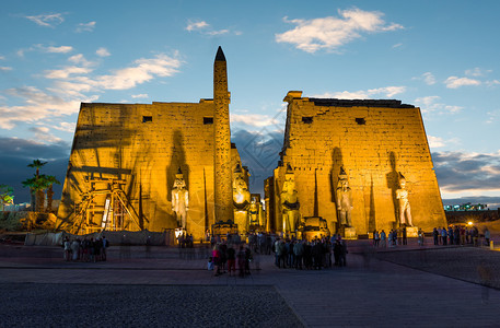 日出光化卢克索寺和阴云的日落天空埃及雕像废墟图片