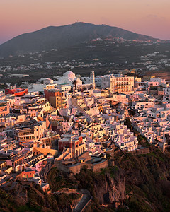 城市在希腊圣托里尼的晚夜Fira空中观察地海岛图片