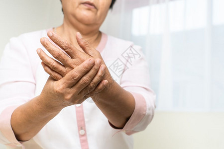 苦难者养老金领取者老年妇女的手腕疼痛高龄概念的保健问题炎背景