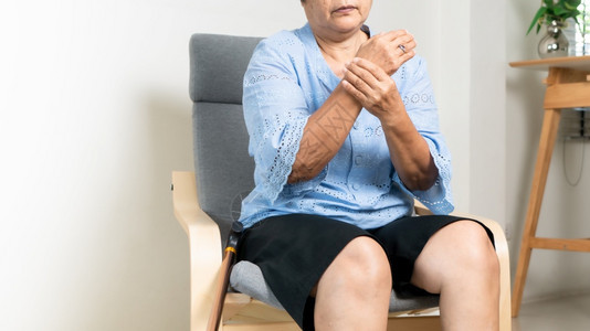 老的年妇女手腕疼痛高龄概念的保健问题苦难身体的图片