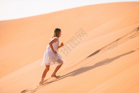 美丽的大沙漠丘中快乐女孩阿拉伯联合酋长国沙漠丘中的女孩晚上生态广阔的图片