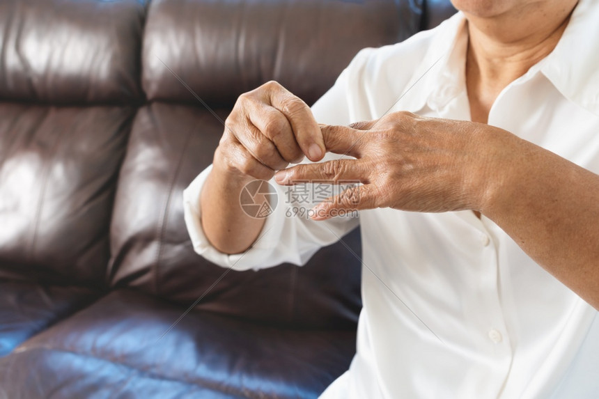 苦难老年妇女的手指痛老年概念的保健问题以及创伤高级的图片