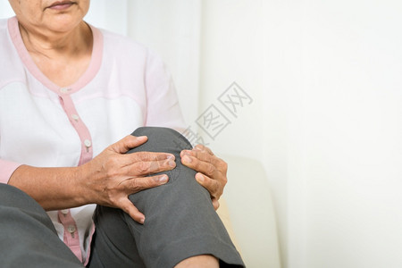 膝盖疼痛的女性图片