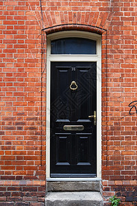 爱尔兰都柏林的黑门在都柏林向格鲁吉亚门房前方拱家爱尔兰人传统的图片