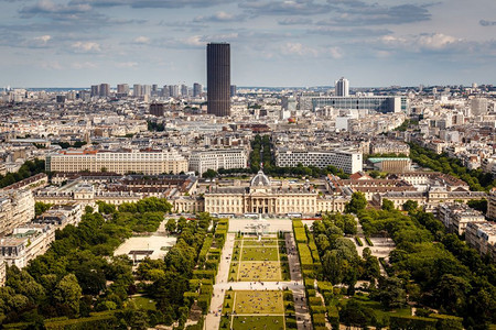 地标欧洲城市景观从法国巴黎埃菲尔铁塔到火星堡的空中观察图片