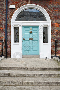 住宅优质的正面爱尔兰都柏林的一扇蓝色门在都柏林向格鲁吉亚门房前拱图片