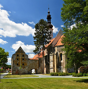 古董景观旅游与捷克奥斯拉瓦尼城堡花园的美丽古屋图片