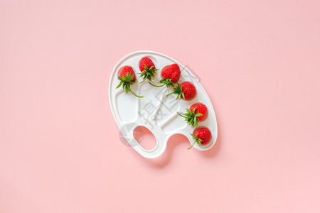 草莓在艺术调色板上图片