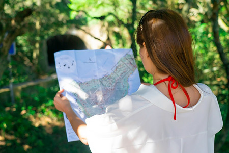 可爱的西班牙特内里费岛阿纳加公园隧道前的白衬衫红发女孩山中阳光明媚的日子旅行概念西班牙特内里费岛阿纳加公园隧道前的白衬衫红发女孩图片