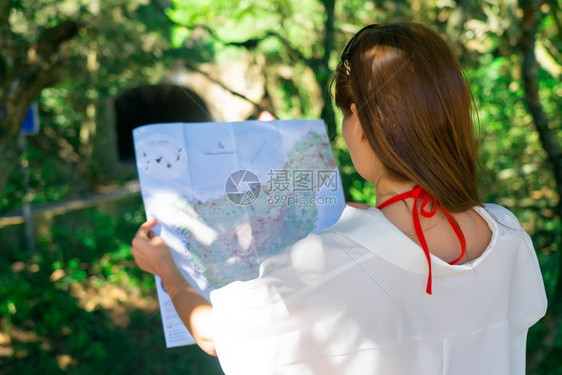 可爱的西班牙特内里费岛阿纳加公园隧道前的白衬衫红发女孩山中阳光明媚的日子旅行概念西班牙特内里费岛阿纳加公园隧道前的白衬衫红发女孩图片